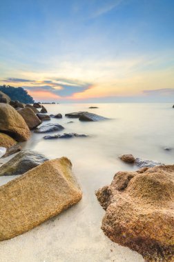 Güzellik yatay, deniz üzerinde yükselen güneş