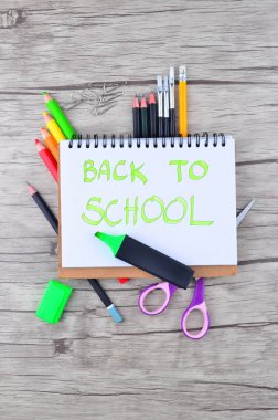 Beyaz arka planda ofis ve öğrenci kıyafetleri fotoğrafı - okula dönüş konsepti