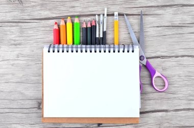 Beyaz arka planda ofis ve öğrenci kıyafetleri fotoğrafı - okula dönüş konsepti