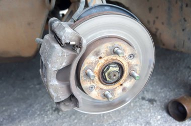 Ayrıntılı görüntü bulanık arka planı olan arabanın lastik değiştirme aracı ile mekanik eller