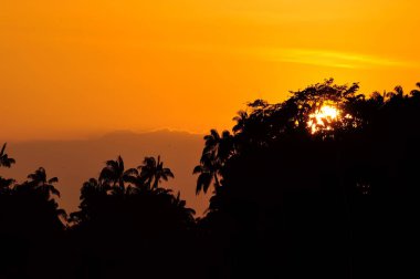 İnanılmaz altın gün batımı manzarası