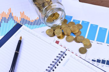 Kavanoz, hisse senedi grafiklerinde iş - iş kavramı dışarı dökülmesini paralar