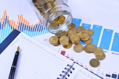 Grafikler, çizelgeler, defter, kalem ve paralar. İş kavramı