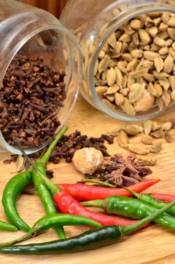 Pişirme malzemeleri. Baharat ve otlar ile soğan ve sarımsak ahşap tahta üzerinde