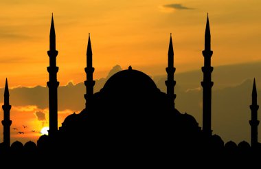 Güneş battığında Camii silüeti