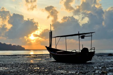 Sahildeki balıkçı teknesi ne zaman kadar yükselen güneş