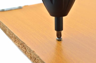 tahtaya bir tornavida ile vidalı bir vida