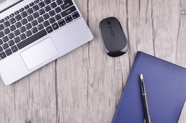 Klavye fare ve ofis aksesuarları bir tablo