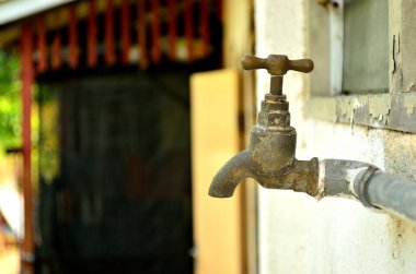 Eski paslı su musluklar