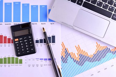 Grafikler, tablolar, iş masası. İş adamlarının işyeri.