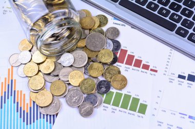 Kavanoz, hisse senedi grafiklerinde iş - iş kavramı dışarı dökülmesini paralar