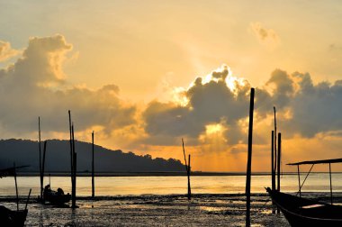 Sahildeki balıkçı teknesi ne zaman kadar yükselen güneş