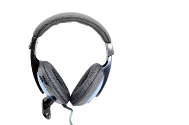 Beyaz arkaplanda izole kulaklıklar