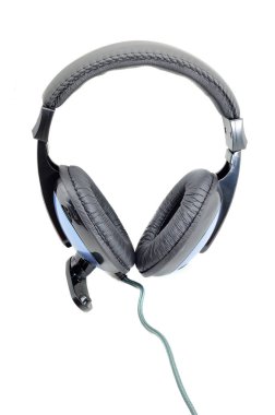 Beyaz arkaplanda izole kulaklıklar