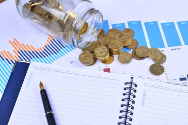 Kavanoz, hisse senedi grafiklerinde iş - iş kavramı dışarı dökülmesini paralar