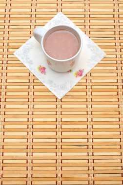 Sıcak çikolata bambu hasır üzerinde beyaz cam