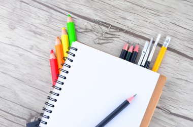 Beyaz arka planda ofis ve öğrenci kıyafetleri fotoğrafı - okula dönüş konsepti