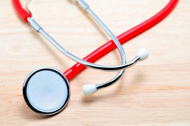 Ahşap arka planda steteskop