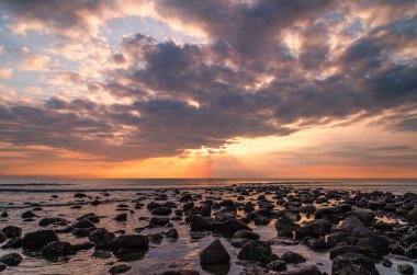 Güzellik yatay, karanlık bulut ne zaman deniz üzerinde yükselen güneş