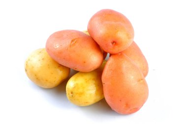 Pembe ve öldürülecek temiz beyaz arka plan üzerinde izole patates