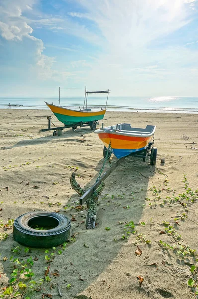 Rybacy Łodzi Plaży — Zdjęcie stockowe