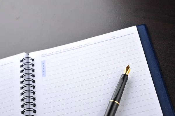 Cuaderno Con Pluma Estilográfica Sobre Mesa Madera —  Fotos de Stock