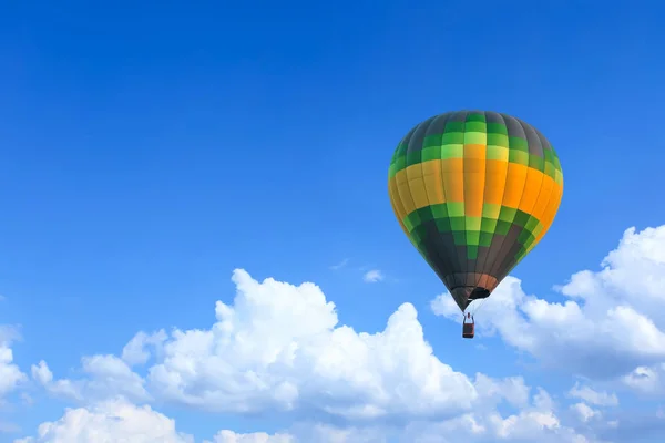 Színes Hőlégballon Repülés Alatt Kék — Stock Fotó