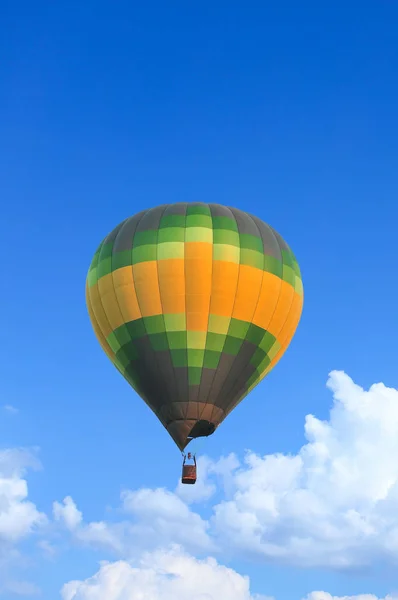 Mavi Gökyüzü Üzerinde Uçuşta Renkli Sıcak Hava Balonları — Stok fotoğraf