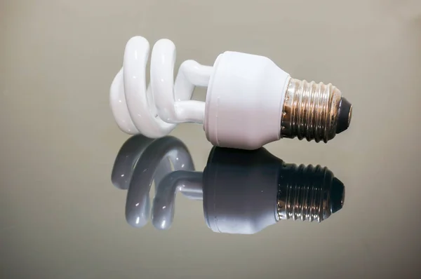 Eco Lampa Ljus Mörk Bakgrund Med Reflektion — Stockfoto