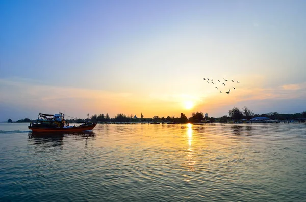 Fischerboot Bei Sonnenuntergang Selektiver Fokus Fokus Nur Auf Das Boot — Stockfoto