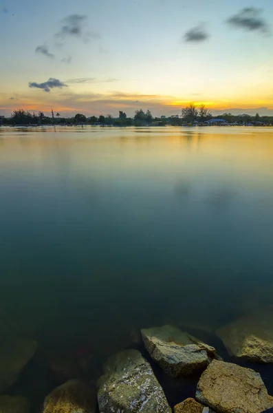 องฟ าพระอาท ตกท งและทะเลเขตร — ภาพถ่ายสต็อก