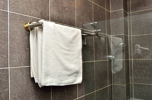 浴室毛巾 准备使用的衣架上的白色毛巾 — 图库照片