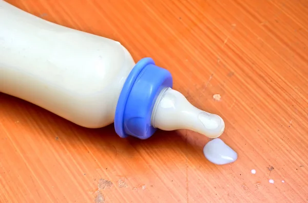 Бутылка Молоком Ребенка — стоковое фото