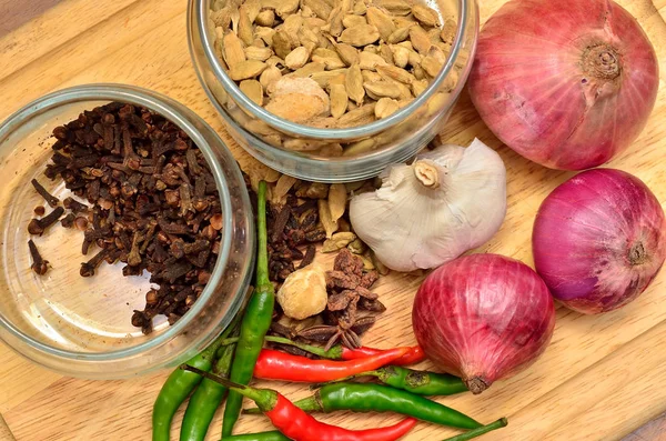 Cocinar Ingredientes Especias Hierbas Con Cebolla Ajo Sobre Tabla Madera — Foto de Stock