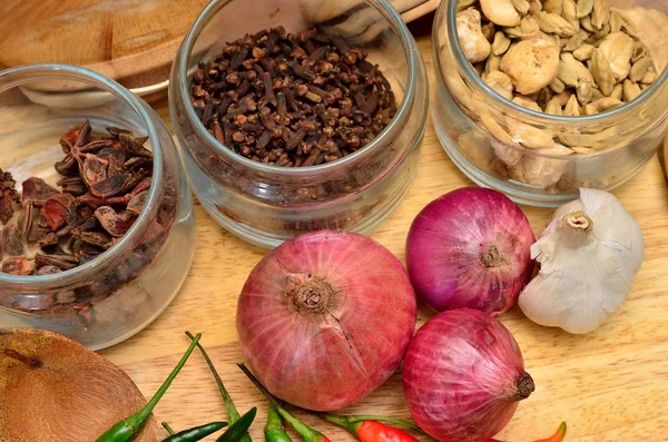 Cocinar Ingredientes Especias Hierbas Con Cebolla Ajo Sobre Tabla Madera —  Fotos de Stock