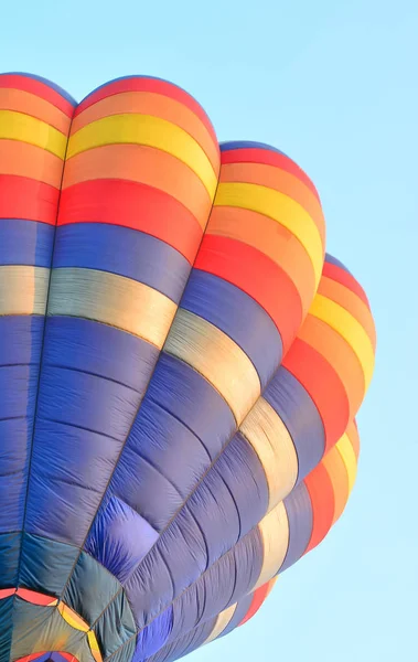 Bunte Heißluftballons Flug Über Blauen Himmel — Stockfoto