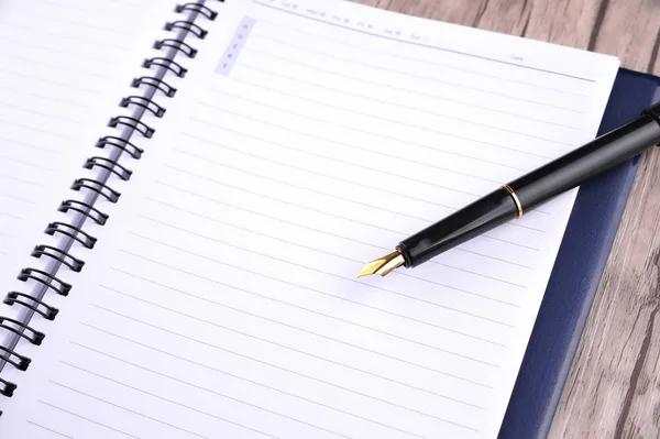 Caderno Com Caneta Tinteiro Mesa Madeira — Fotografia de Stock