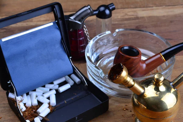 Vízipipa Dohány Cső Fából Készült Asztalokon Rezes Dohányzás Szűrő — Stock Fotó