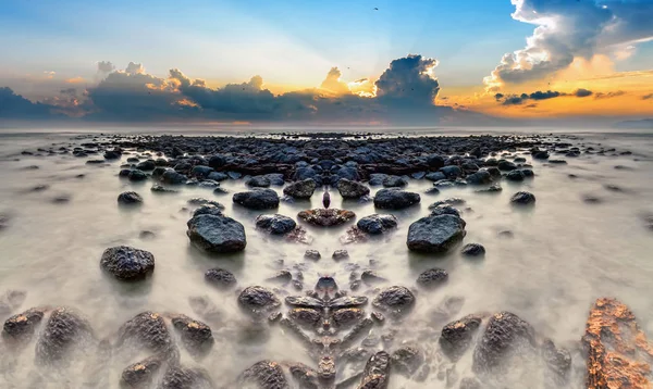 Lange Sluitertijden Zeegezicht Met Zwarte Steen Wanneer Zon Stijgt Boven — Stockfoto