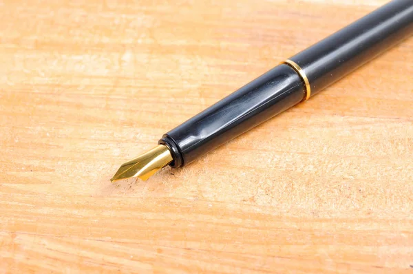 钢笔在木桌背景 — 图库照片