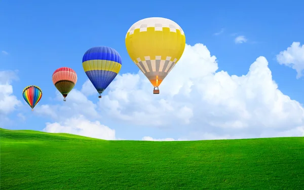 Sıcak Hava Balonu Gökyüzüne Yeşil Çim Üzerinde Yüzen — Stok fotoğraf