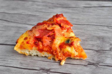 Peynirli pizza ahşap arka plan üzerinde