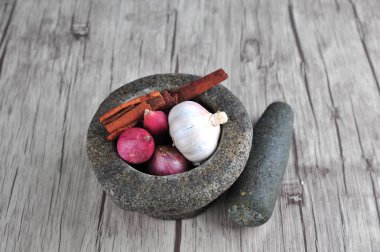 Harç, Yıldız anason, ahşap bir arka plan üzerine tarçın