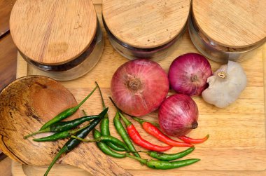 Pişirme malzemeleri. Baharat ve otlar ile soğan ve sarımsak ahşap tahta üzerinde