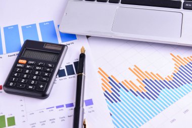 Grafikler, tablolar, iş masası. İş adamlarının işyeri.