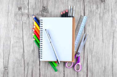 Beyaz arka planda ofis ve öğrenci kıyafetleri fotoğrafı - okula dönüş konsepti