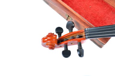 Ahşap kutu beyaz arka plan üzerinde izole kemanla. Müzik konsepti