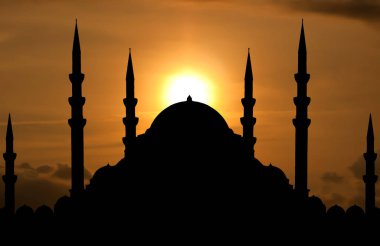 Güneş battığında Camii silüeti