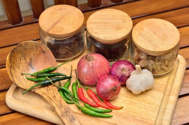 Pişirme malzemeleri. Baharat ve otlar ile soğan ve sarımsak ahşap tahta üzerinde