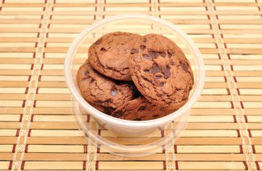 Bambu hasır üzerinde çikolatalı kurabiye